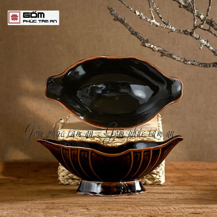 Bát thuyền đựng gà màu đen tuyền