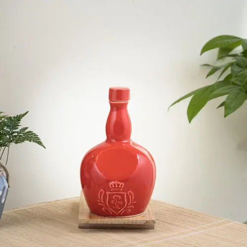 Bình đựng rượu bằng gốm sứ màu đỏ