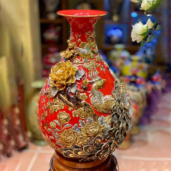 Bình hoa dáng củ tỏi công đào đỏ